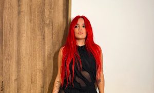 Karol G respondió críticas por fotos en las que lució su abdomen. ¡No se dejó opacar!