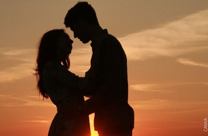 Foto de una pareja frente al atardecer