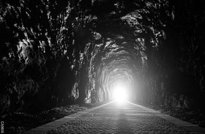 Foto de luz al final de túnel