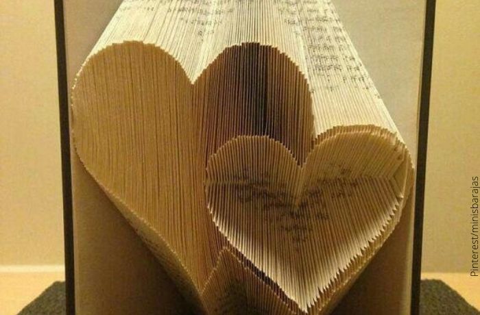 Foto de un book folding en forma de corazón