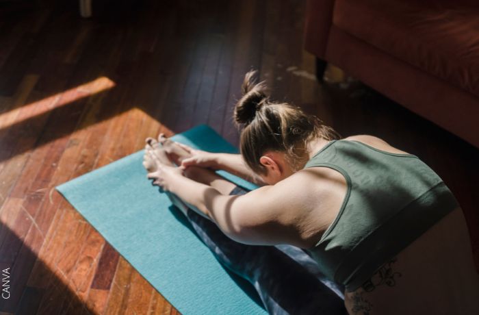 Foto de una mujer prácticando yoga