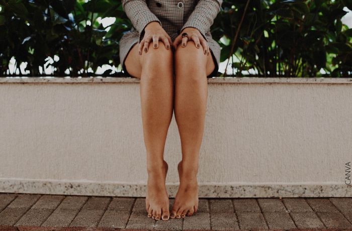 Foto de una mujer sentada con las piernas descubiertas