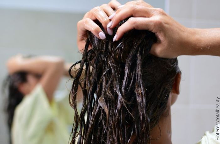 Foto del cabello de una mujer con un producto para ilustrar Remedios caseros para la resequedad del cuero cabelludo