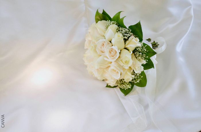 Foto de una ramo de rosas blancas