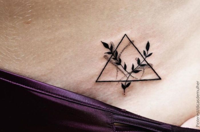 Foto de tatuaje de hojas en un triángulo en la ingle
