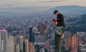 Youtuber ucraniano se trepó en el edificio más alto de Bogotá. ¡El Bacatá!