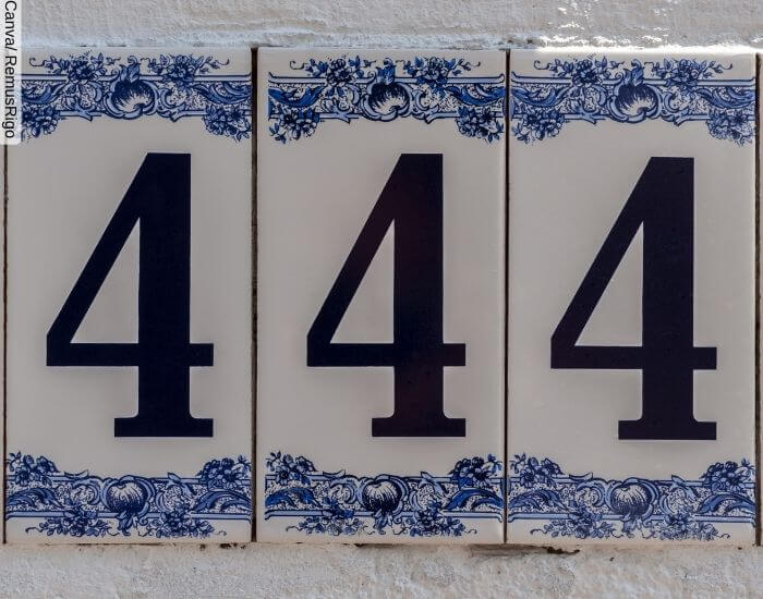Foto de tres baldosas con el número 4 cada una y borde azul