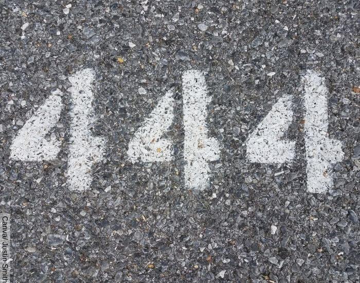 Foto del número 444 marcado con pintura en el asfalto