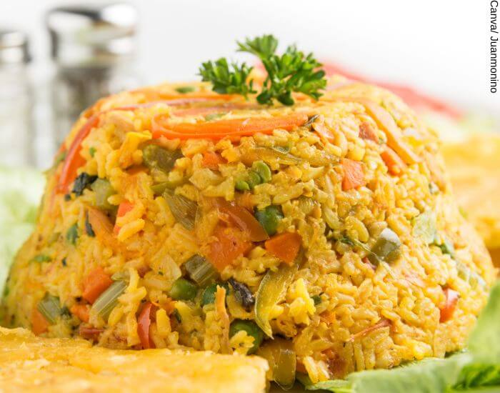 Foto de un plato con arroz con pollo para representar el significado de soñar con arroz