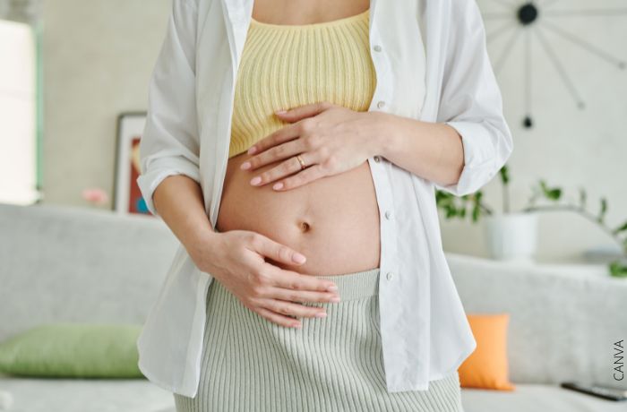 Foto de una mujer embarazada con las manos en su abdomen