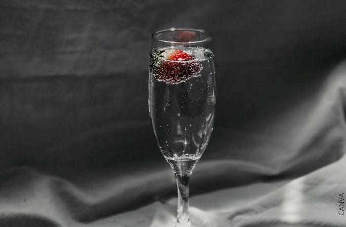 Foto de una fresa en una copa de agua