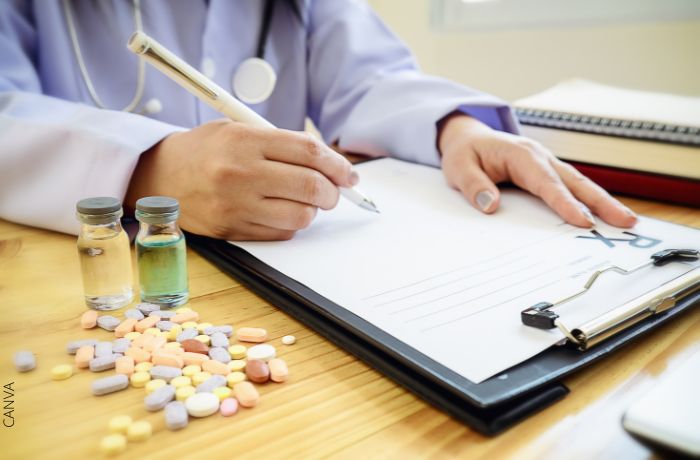 Foto de un médico con pastillas al lado
