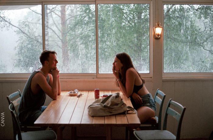 Foto de una pareja mirandose fijamente en una mesa