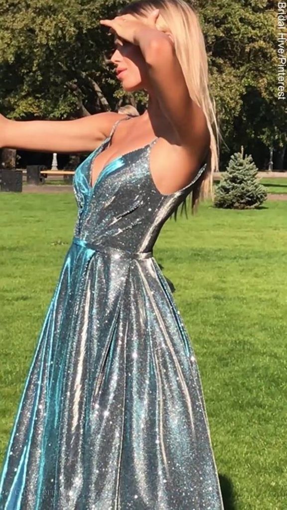 Foto de una chica con vestido plateado azulado