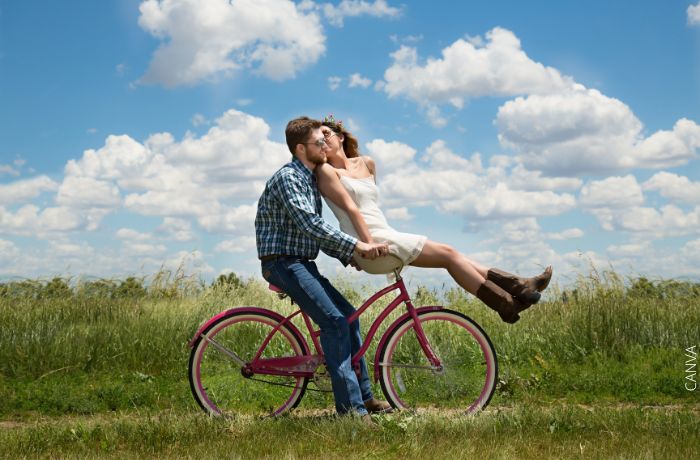 Foto de una pareja sobre una bicicleta