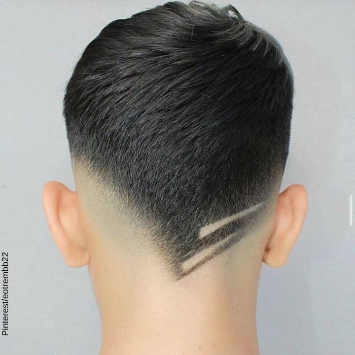 Foto de un hombre con el cabello decorado con líneas en la base