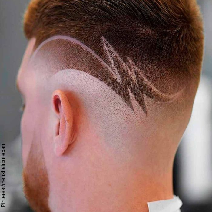 Foto de un hombre con corte de cabello con rayas