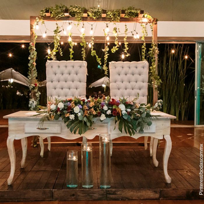 Foto de unas sillas y mesas decoradas para matrimonio