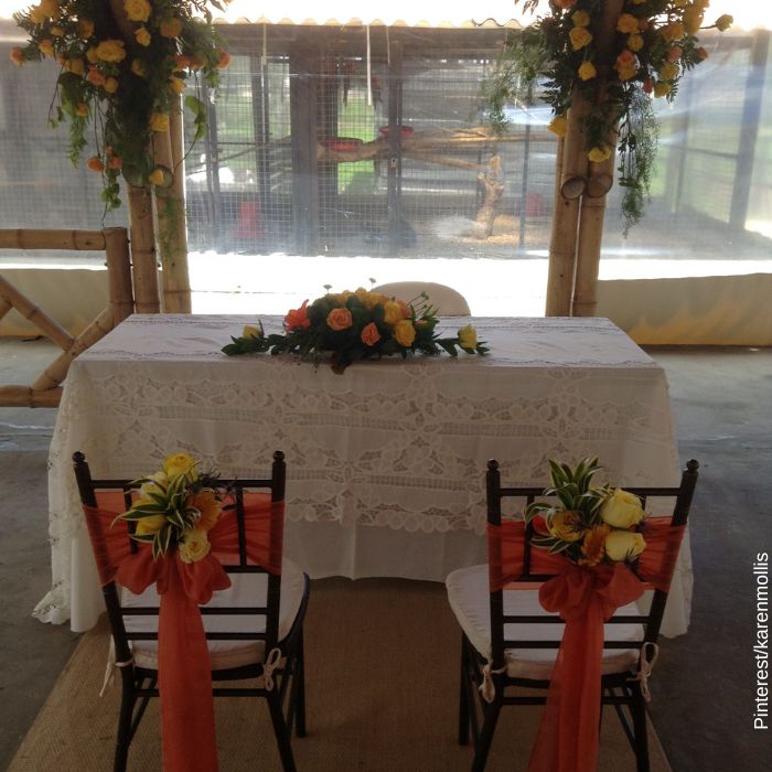 Foto de una mesa decorada con flores