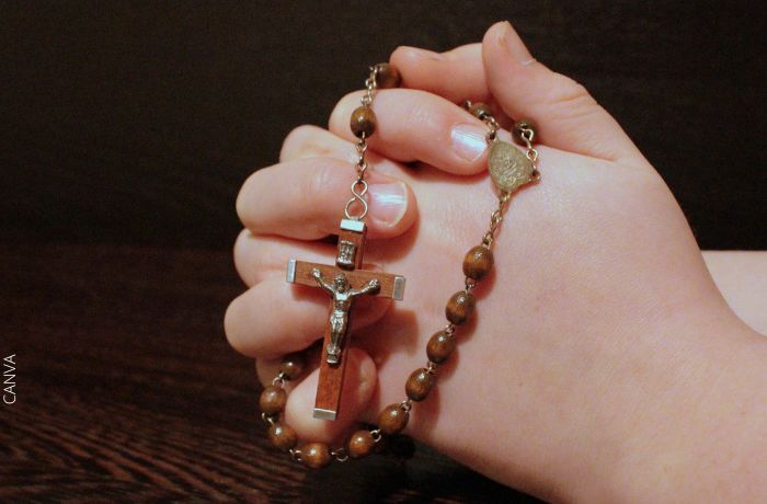 Foto de unas manos con un rosario