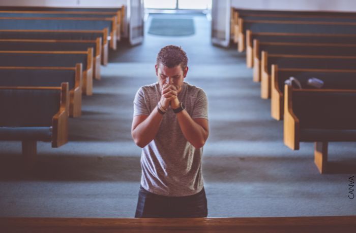 Foto de un hombre rezando de rodillas