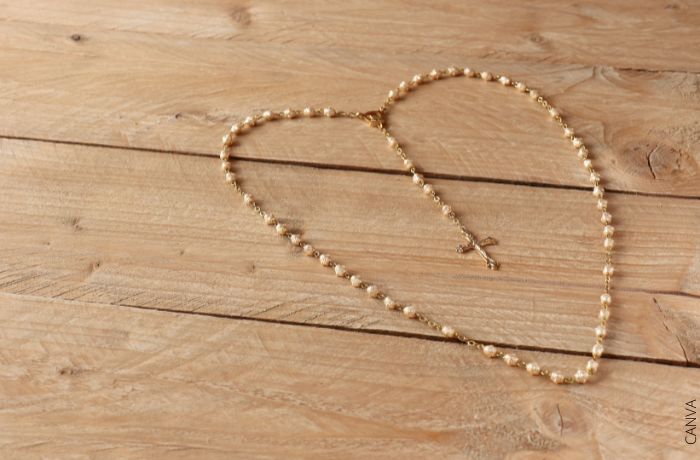 Foto de un rosario haciendo forma de corazón