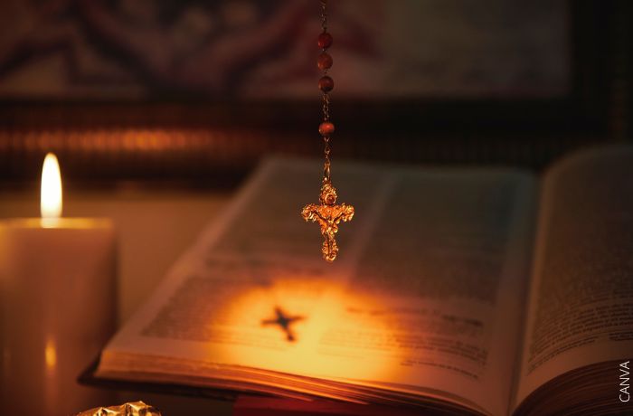 Foto de un rosario sobre una Biblia