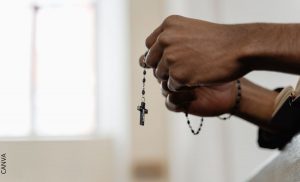 ¿Es malo dormir con un rosario? Te resolvemos la inquietud