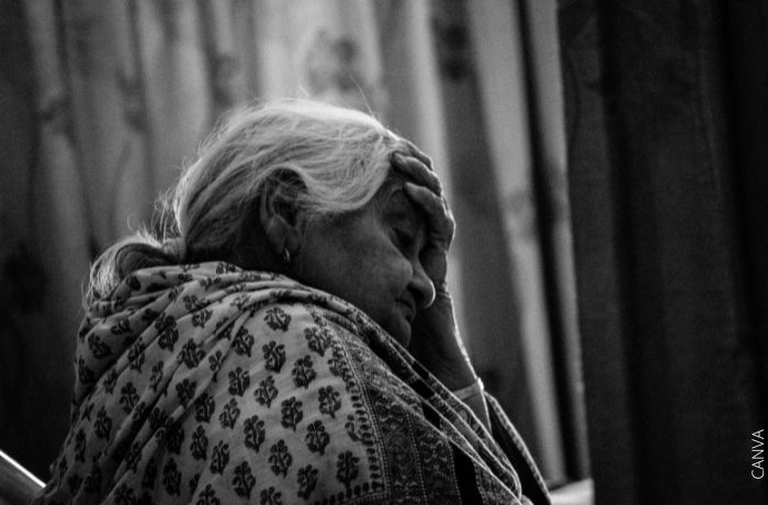 Foto a blanco y negro de una abuela