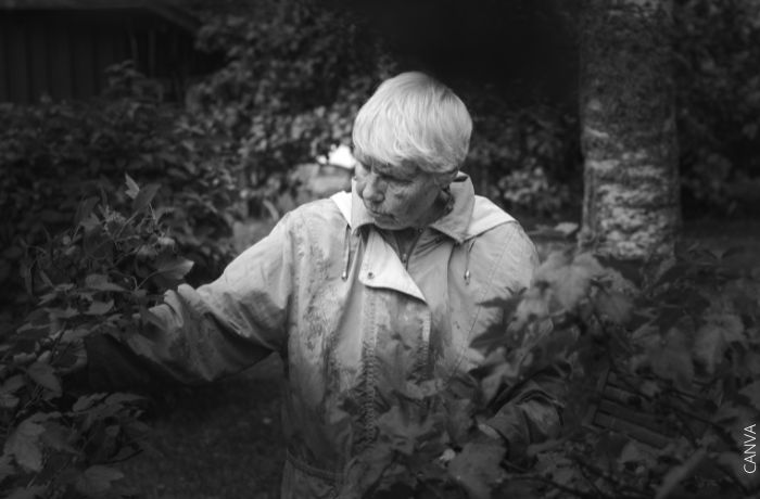 Foto a blanco y negro de una abuela en el bosque