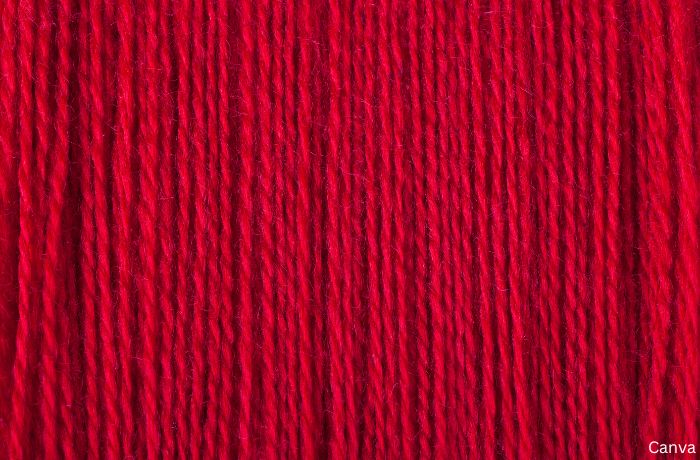 Foto de hilos de lana de color rojo