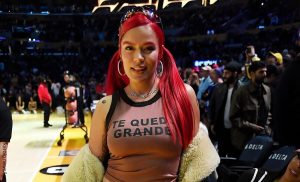 Karol G cantó 'TQG' a fans en plena calle de Madrid y causó furor