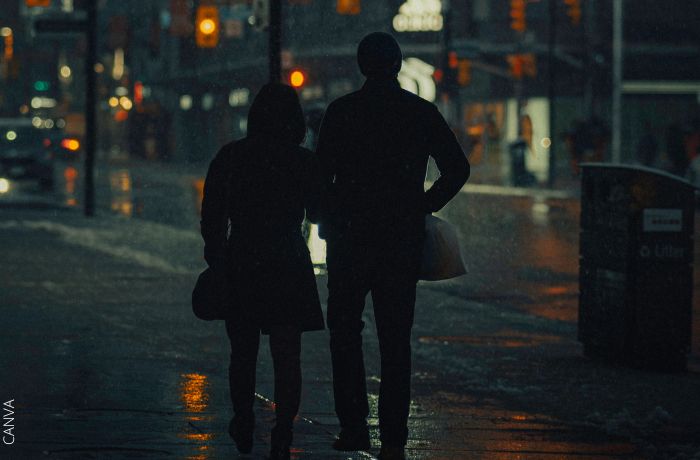 Foto de una pareja caminando bajo la lluvia