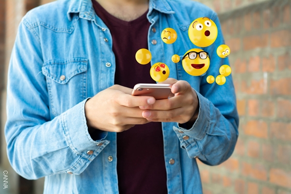 Foto de hombre sosteniendo celular con emojis flotando