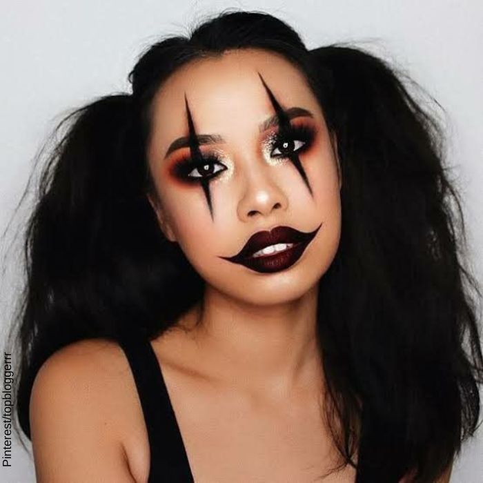 Foto de una mujer con maquillaje de payaso oscuro