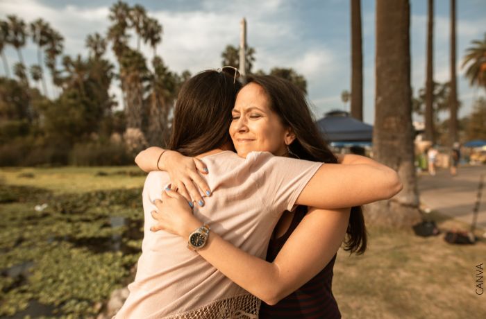 Foto de dos mujeres abrazandose