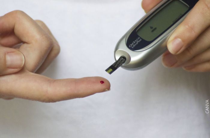 Foto de un dedo con una gota de sangre para una prueba de diabetes