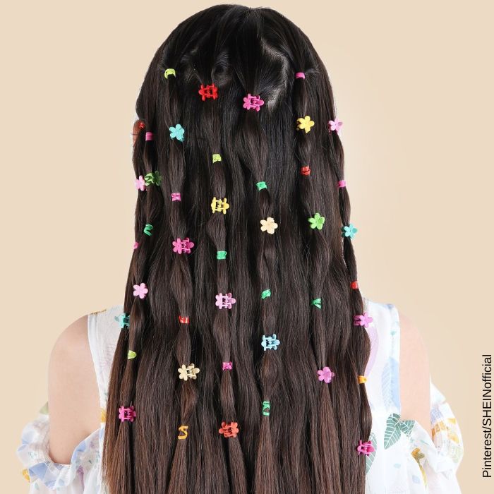 Foto de una niña con ganchos en el cabello