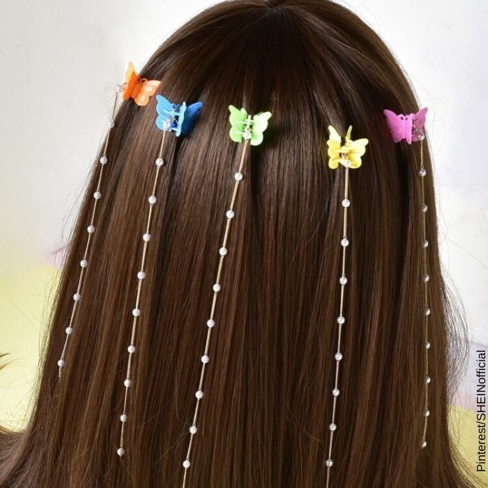 Foto del cabello de una niña con ganchos