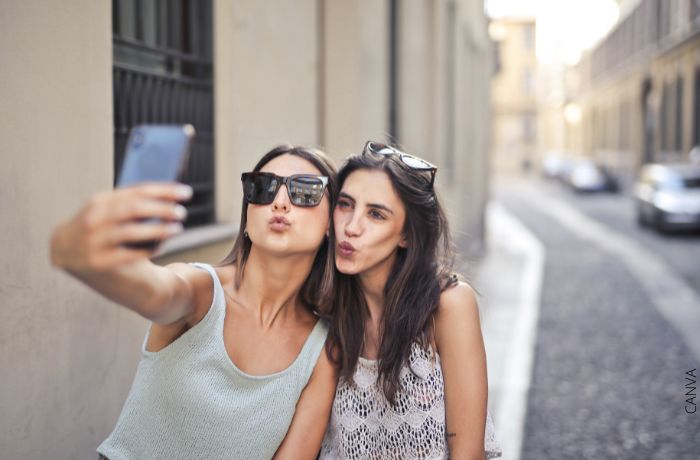 Foto de dos amigas tomandose una selfie