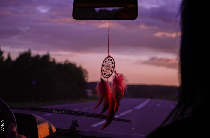 Foto de un atrapasueños en el espejo de un carro