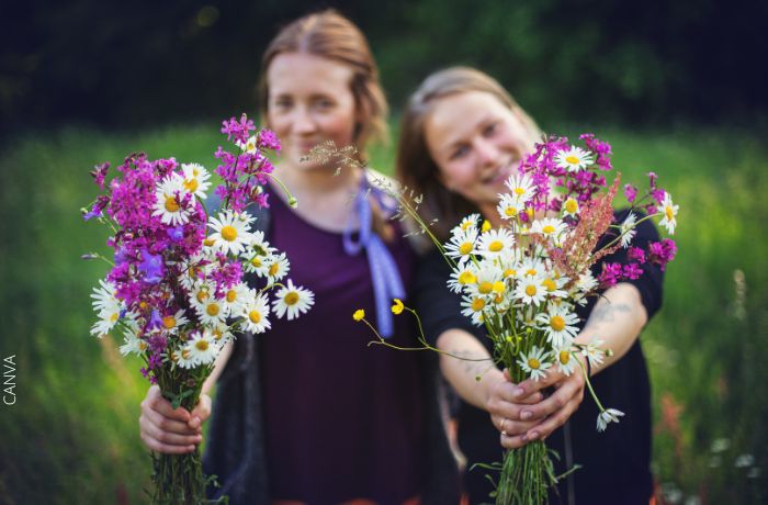 Foto de mujeres con flores en las manos