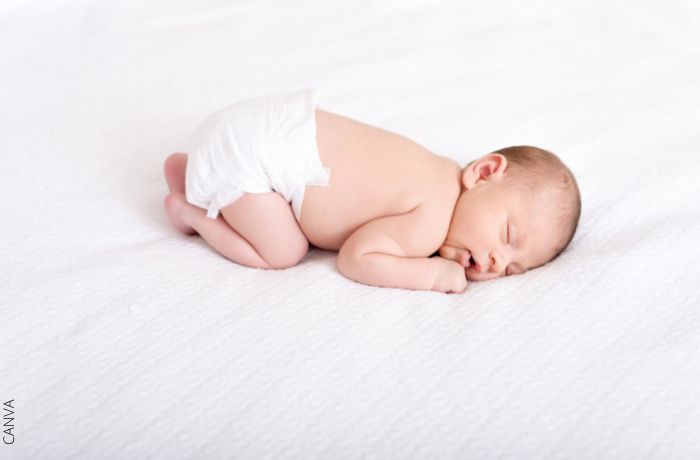 Foto de un bebé en pañal durmiendo