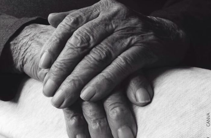 Foto a blanco y negro de las manos de una abuela