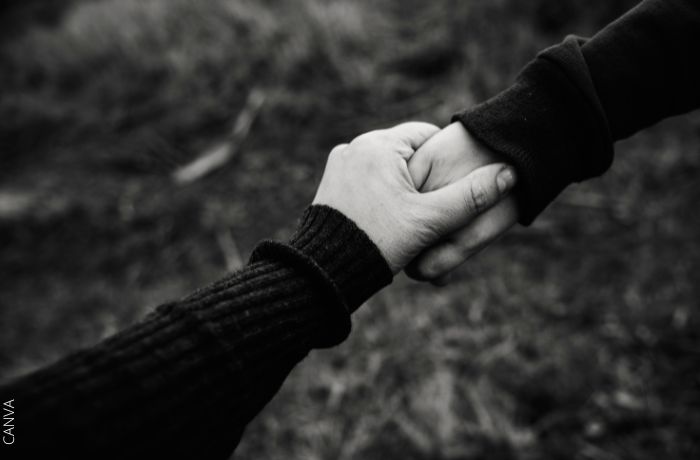 Foto a blanco y negro de dos manos agarradas