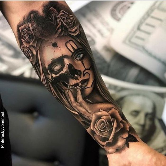 Foto de un tatuaje de catrina con rosas