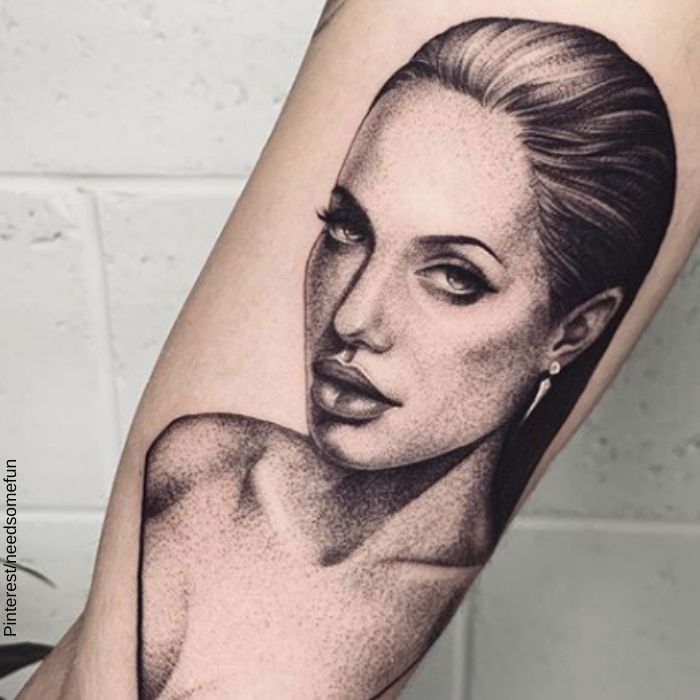 Foto de un tatuaje de la cara de Angelina Jolie