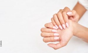 Teoría de las uñas blancas: sería el color ideal de esmalte
