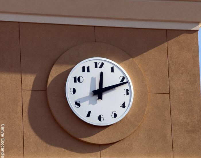 Foto de un reloj de manecillas marcaando las 12 12 para representar lo que significa 12 12