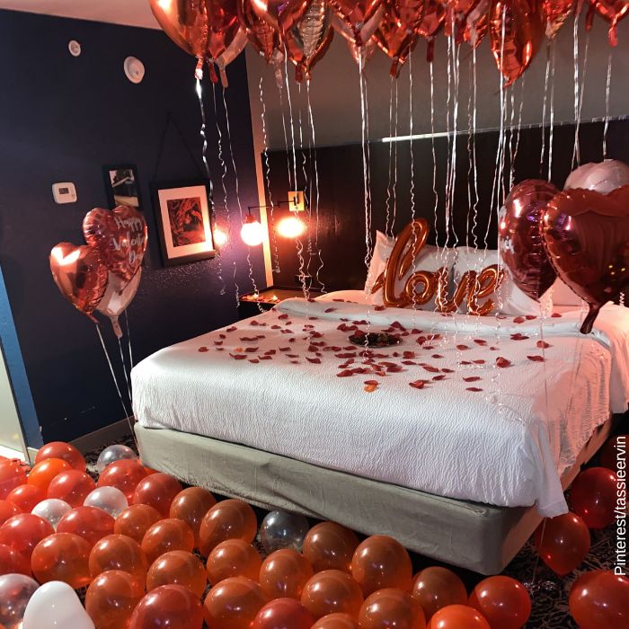 Foto de una habitación decorada con globos románticos